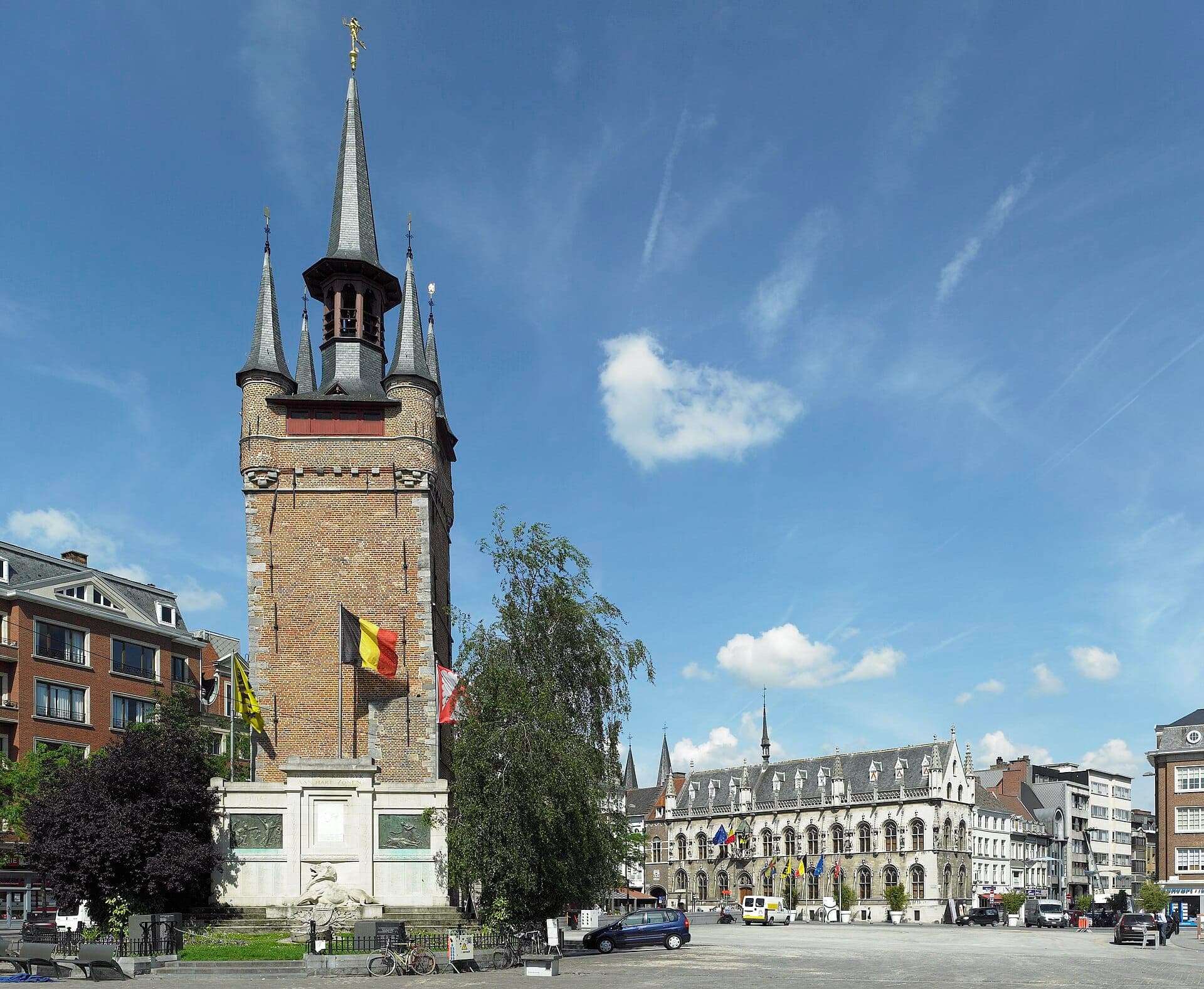 La Grand-Place & le beffroi